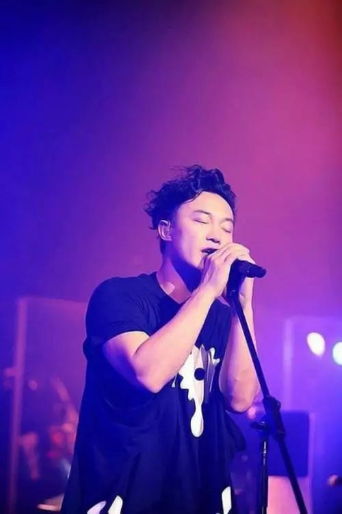 陈奕迅震撼音乐盛宴，最新演唱会震撼之夜