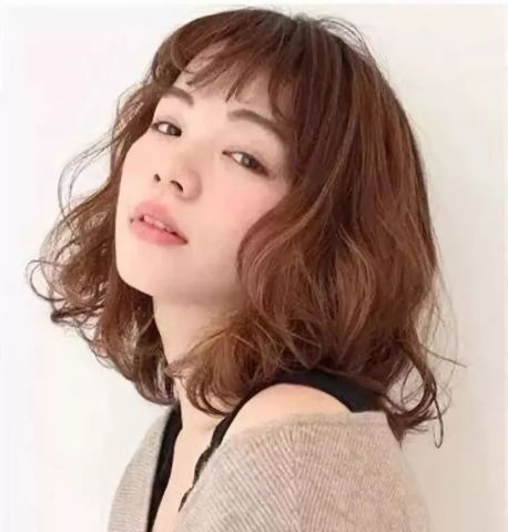 女生最新流行发型，时尚潮流的多面展现